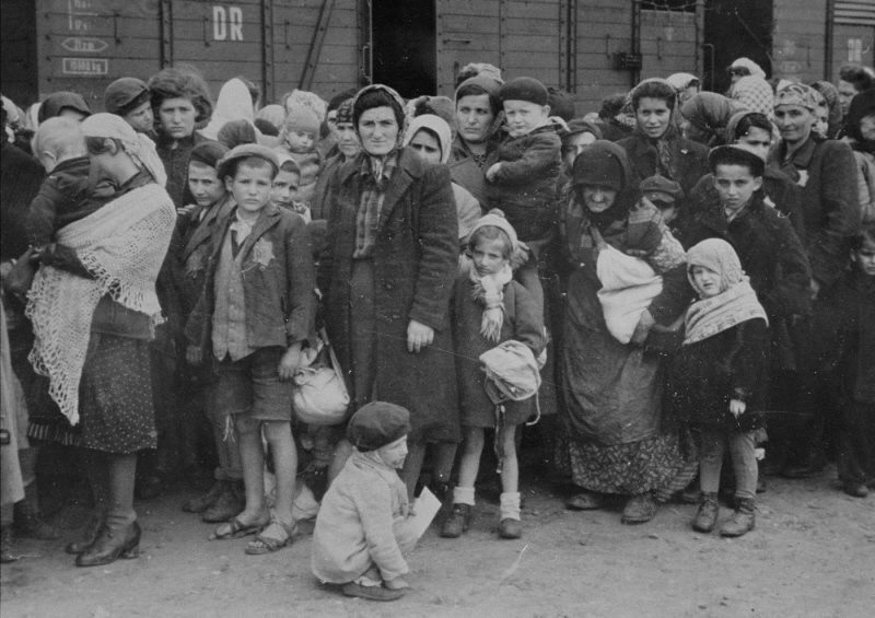 Arrivo di un convoglio di  ebrei ungheresi all'apposito scalo ferroviario di Auschwitz II Birkenau