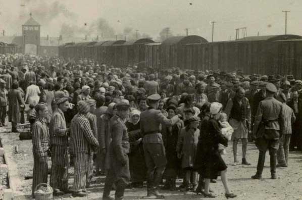 Auschwitz II - Birkenau Selezione degli ebrei deportati al campo eseguita dai medici delle SS