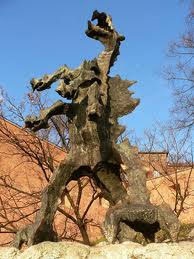 Statua del drago sotto ai piedi del castello di Wawel